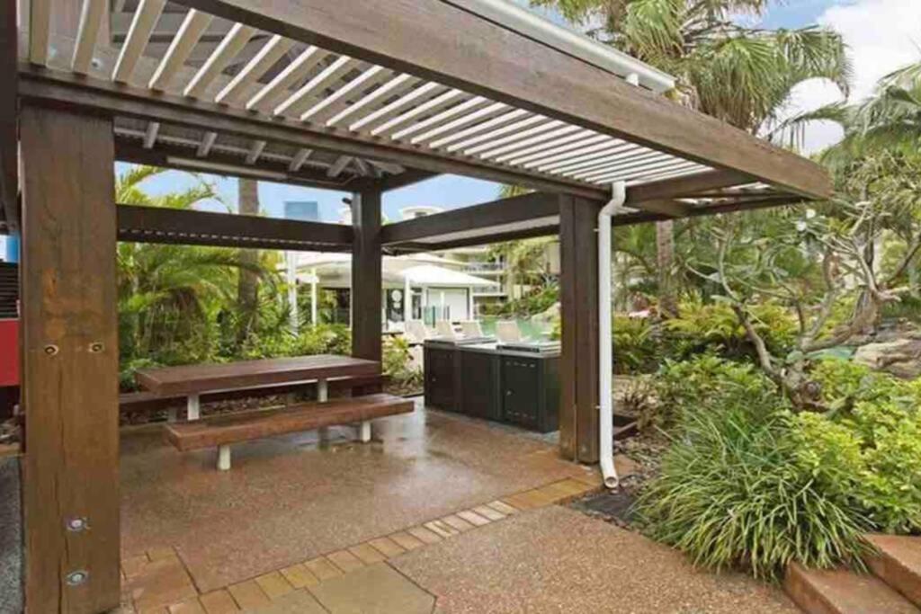 Ocean View - Alexandra Headlands Beachfront Unit Exterior foto